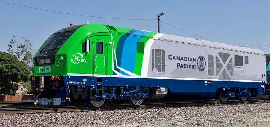 Siemens Charger locomotive wearing CPKC's H2 OEL hydrogen locomotive livery.