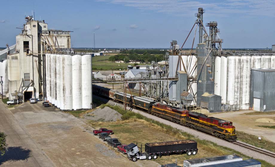 A loaded grain drag at El Campo, Texas.